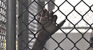 Гуантанамо тюрьма решетка арест рука